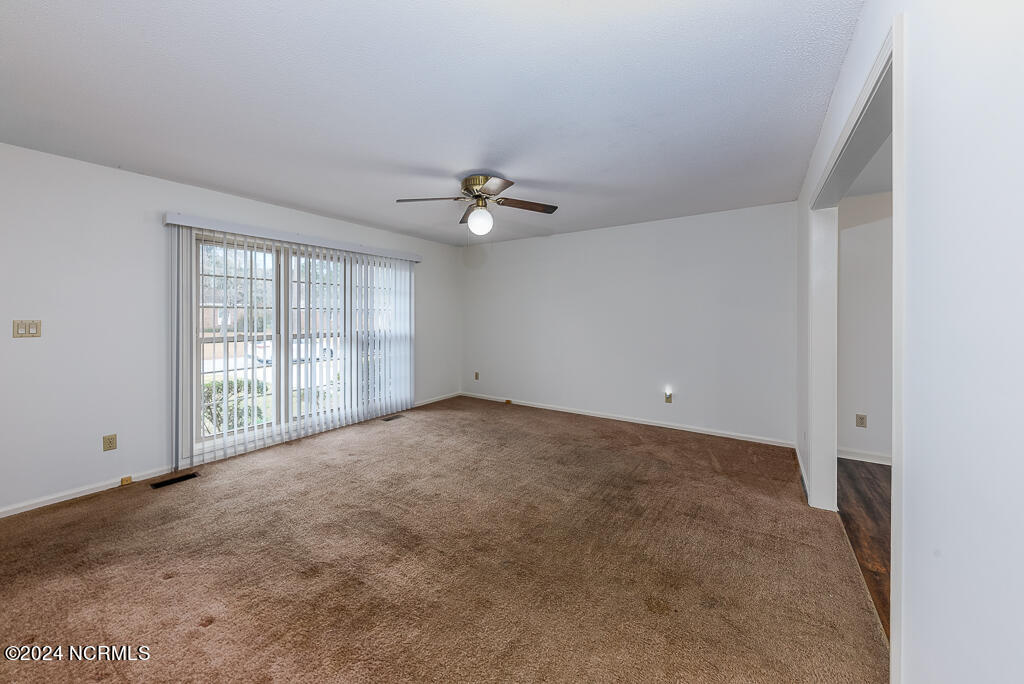 204 Stratford Road Havelock, NC 28532 - Photo 2 of 16 Living Room