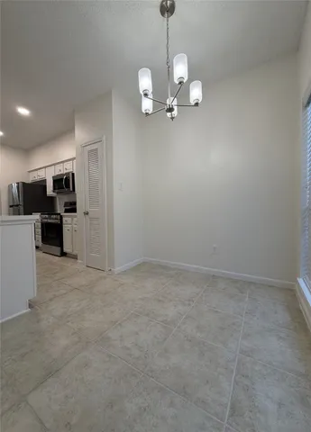 en empty room with windows and ceiling fan