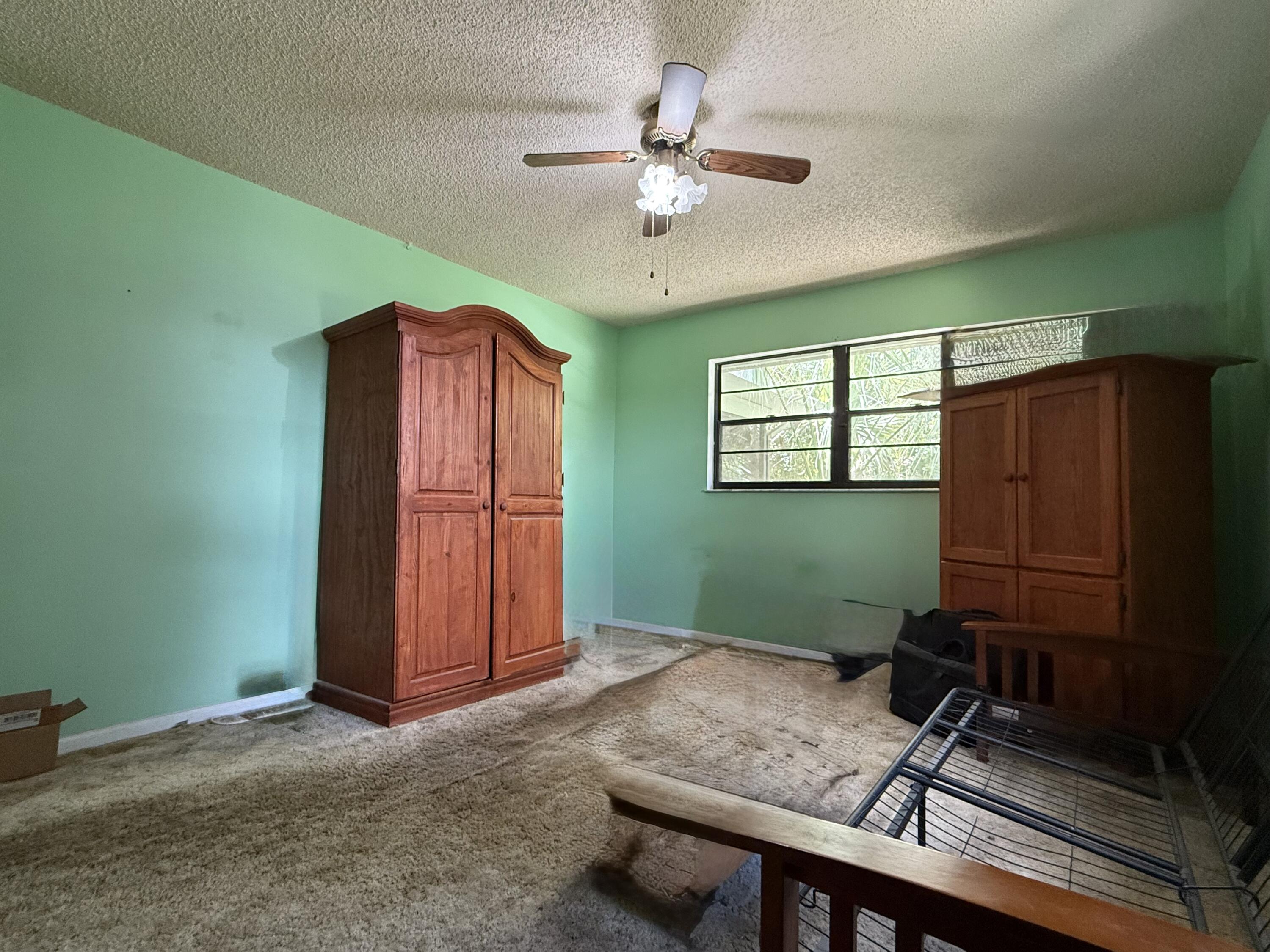 945 33rd Avenue Southwest Vero Beach, FL 32968 - Photo 16 of 22 a room with furniture and a ceiling fan