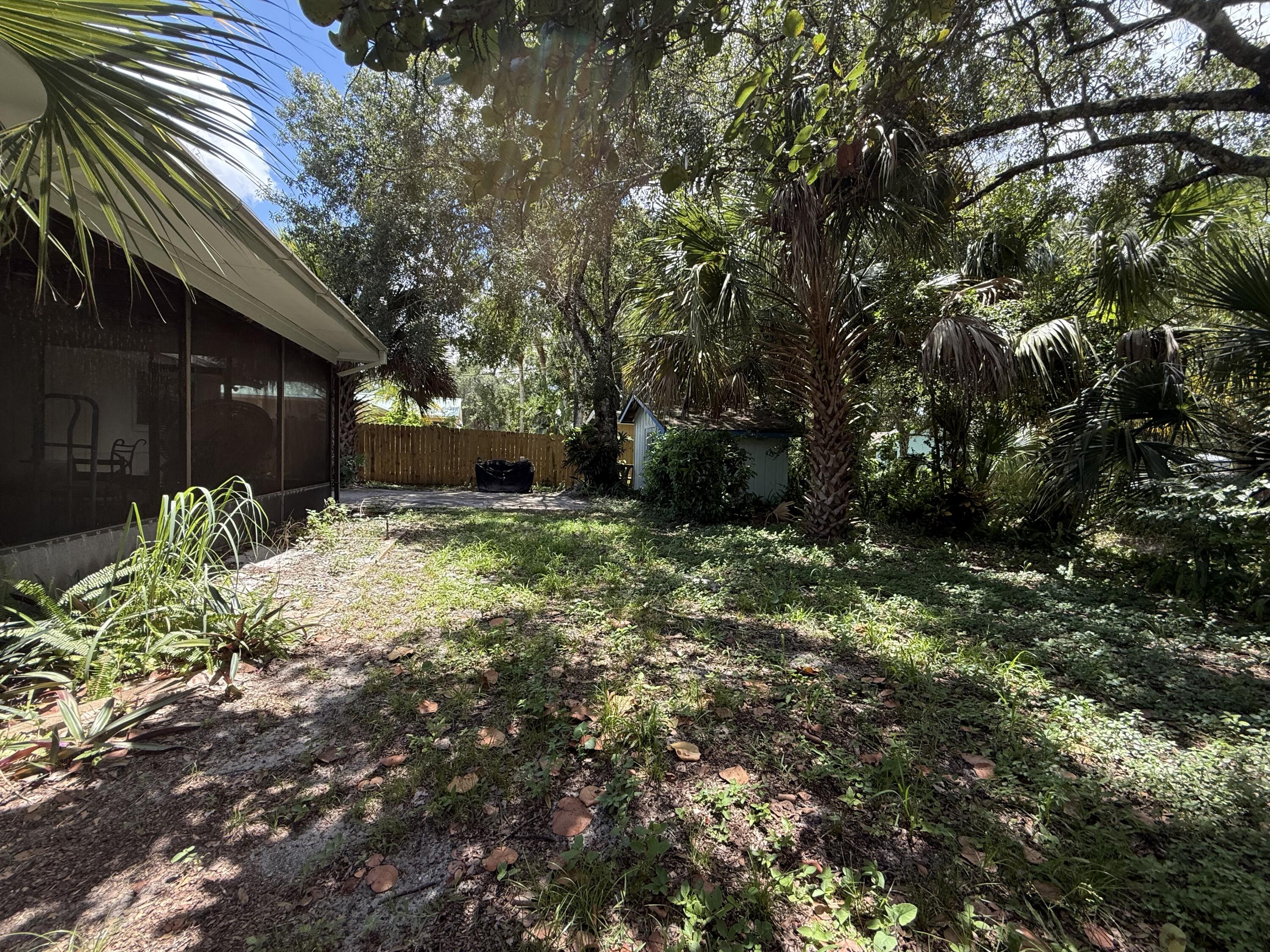 945 33rd Avenue Southwest Vero Beach, FL 32968 - Photo 20 of 22 a view of a backyard with pathway