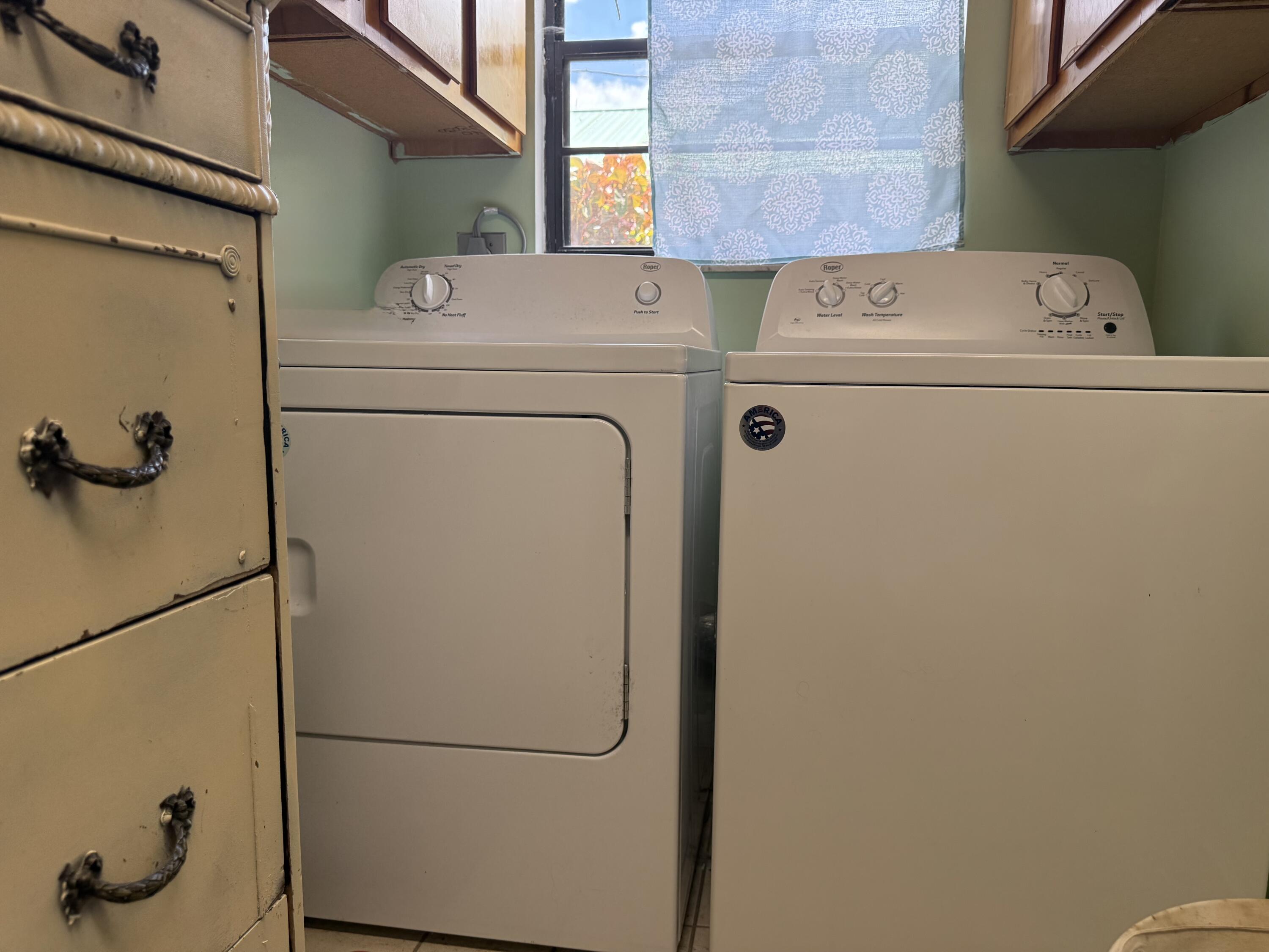 945 33rd Avenue Southwest Vero Beach, FL 32968 - Photo 7 of 22 a utility room with dryer and washer