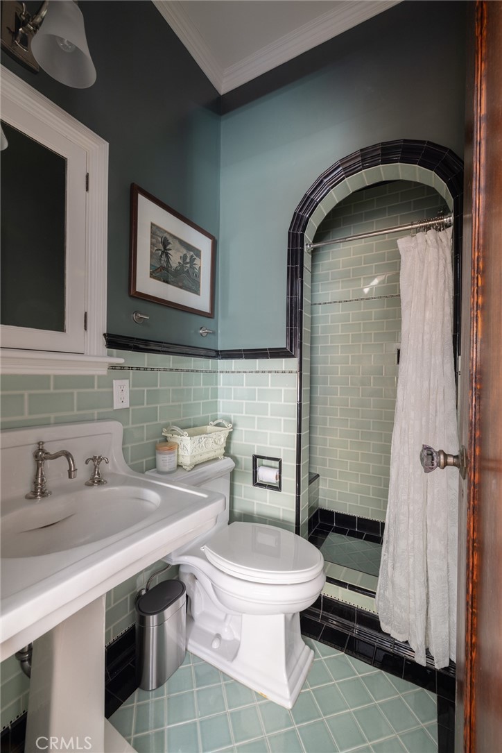 100 Temple Avenue Long Beach, CA 90803 - Photo 14 of 57 a bathroom with a toilet a sink and mirror