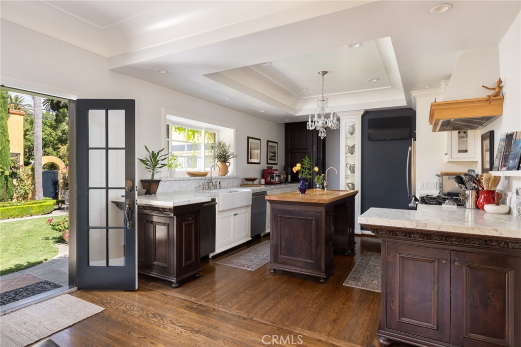 100 Temple Avenue Long Beach, CA 90803 - Photo 18 of 57 a kitchen with kitchen island granite countertop a sink stove and refrigerator