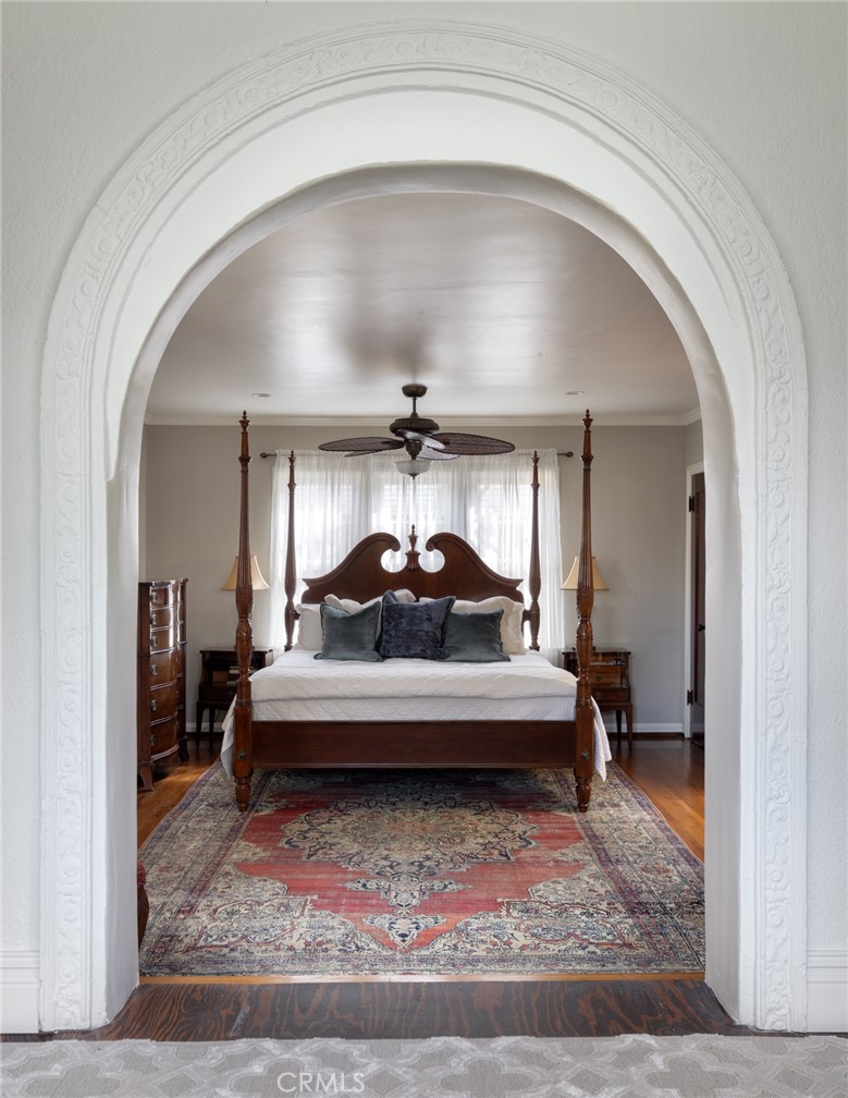 100 Temple Avenue Long Beach, CA 90803 - Photo 22 of 57 a living room with a couch and a potted plant