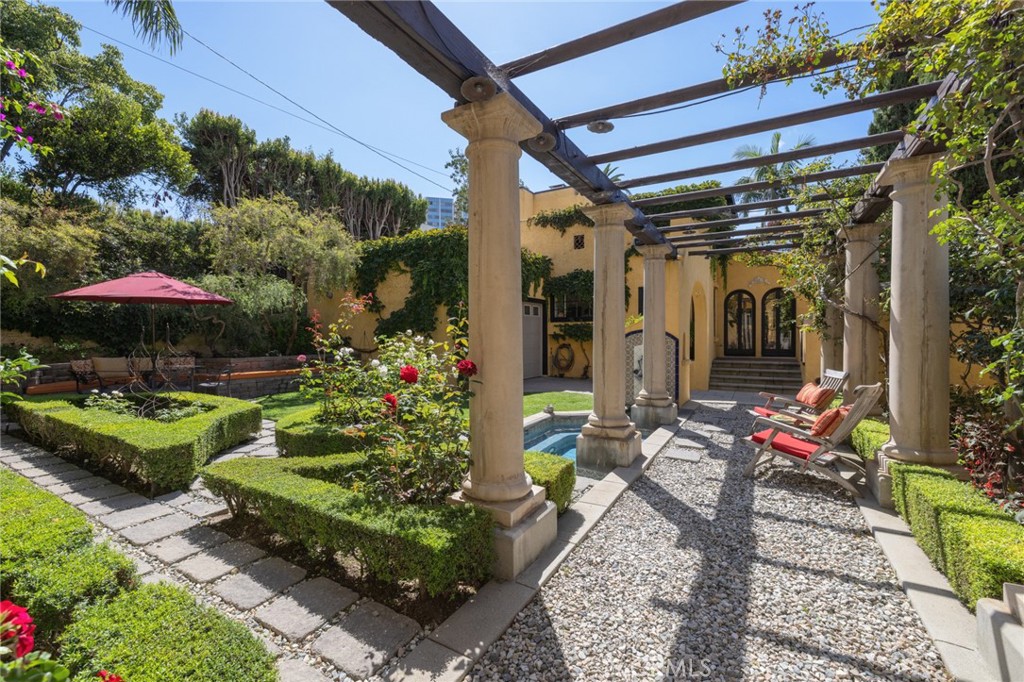 100 Temple Avenue Long Beach, CA 90803 - Photo 47 of 57 a view of a chairs and table in the patio