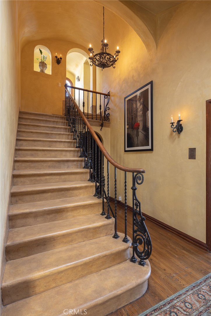 100 Temple Avenue Long Beach, CA 90803 - Photo 5 of 57 a view of entryway and hall with wooden floor