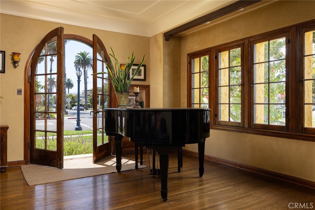 100 Temple Avenue Long Beach, CA 90803 - Photo 7 of 57 a view of a livingroom with furniture wooden floor and a window