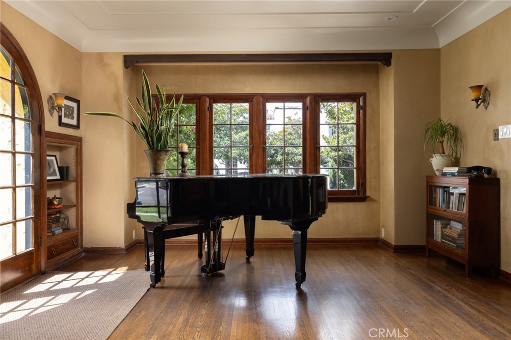 100 Temple Avenue Long Beach, CA 90803 - Photo 8 of 57 a view of a livingroom with furniture and window