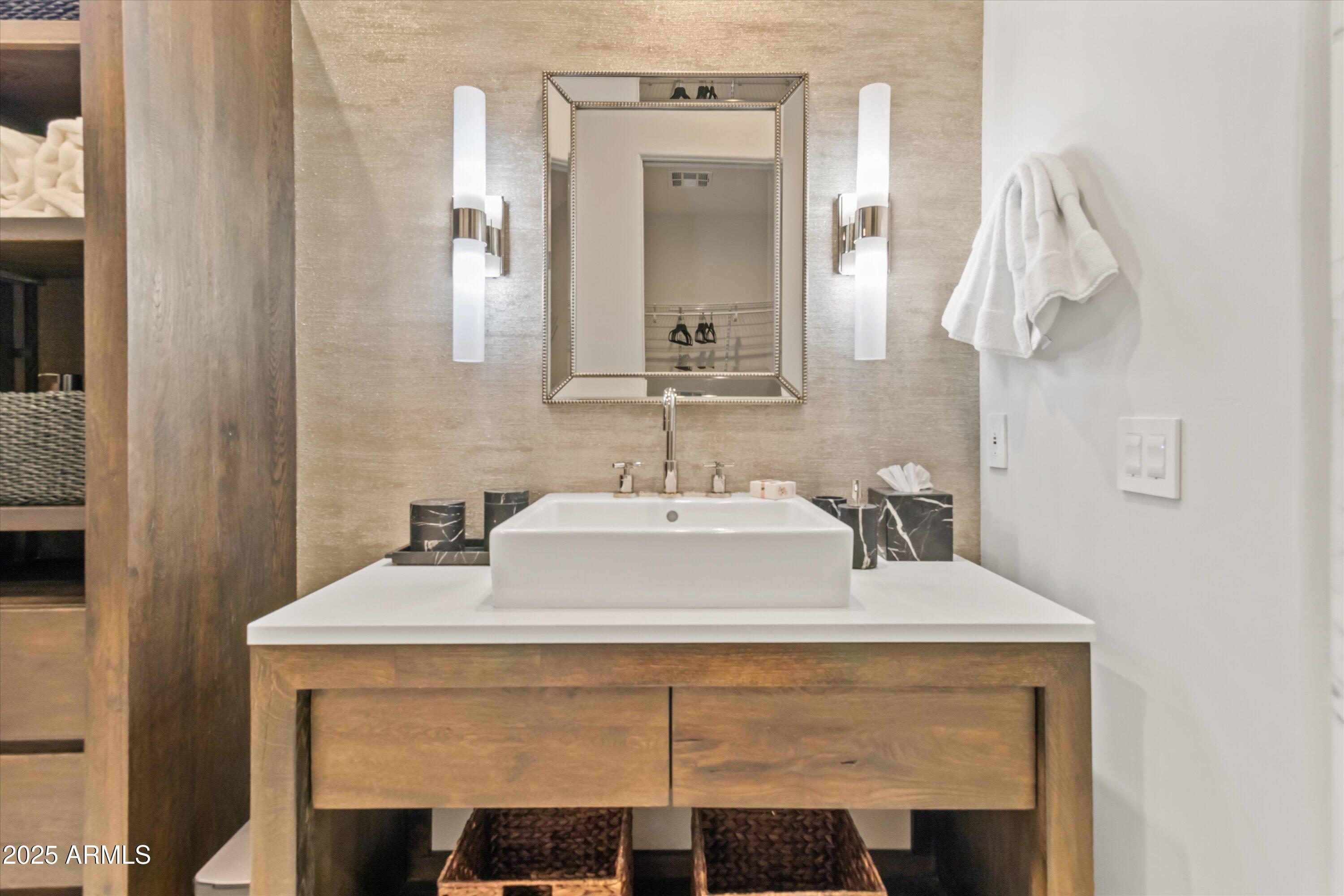 2 Biltmore Estates Drive, Unit 313 Phoenix, AZ 85016 - Photo 54 of 93 Guest Bathroom 2