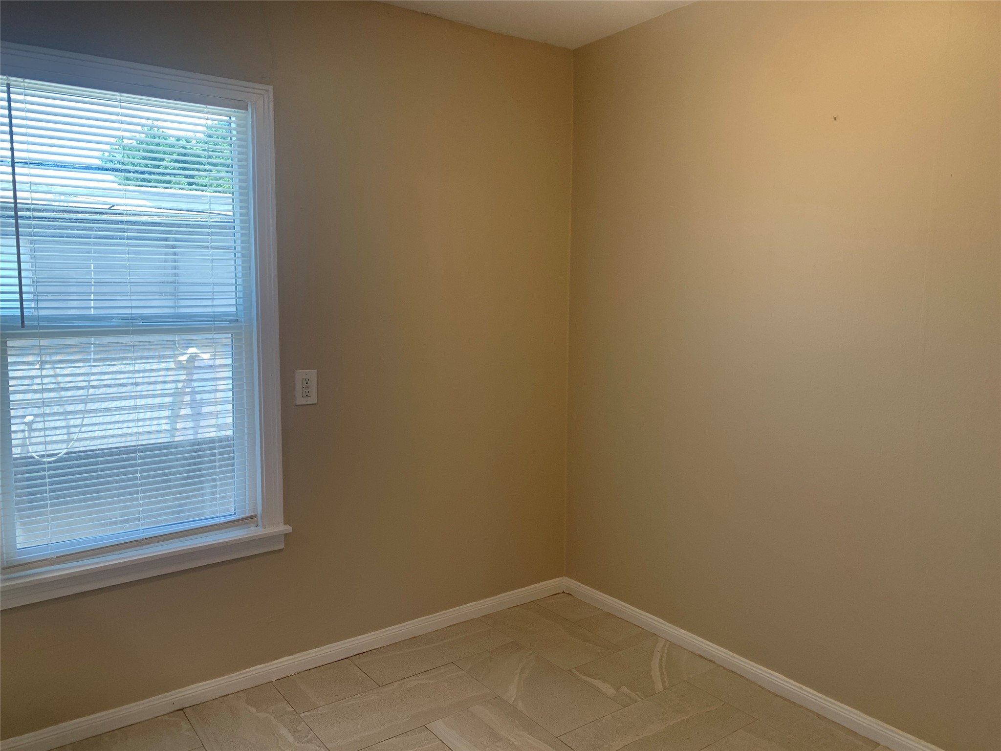 307 Avondale Street, Unit 2 5 Houston, TX 77006 - Photo 15 of 30 Cheerful breakfast area has big window for lots of natural light!
