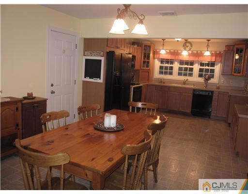 37 Raleigh Road Kendall Park, NJ 08824 - Photo 3 of 10 Gallery Image 3
