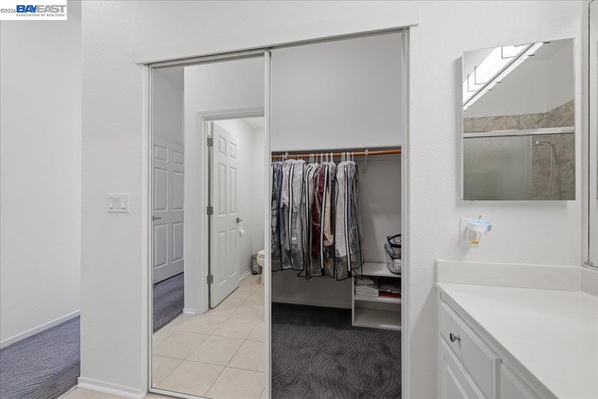 130 Sutter Creek Lane San Ramon, CA 94583 - Photo 31 of 56 a bathroom with a tub a sink and mirrors