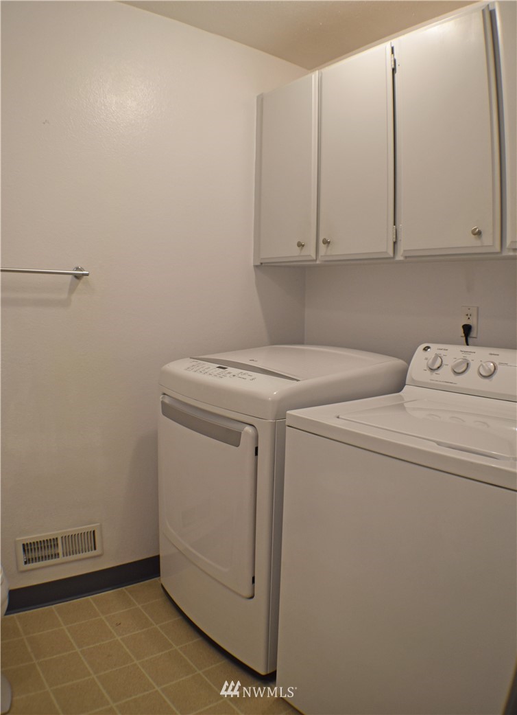 2010 Southeast 16th Court Renton, WA 98055 - Photo 11 of 20 Gallery Image 11