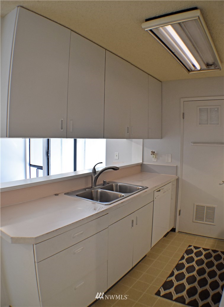2010 Southeast 16th Court Renton, WA 98055 - Photo 7 of 20 Gallery Image 7