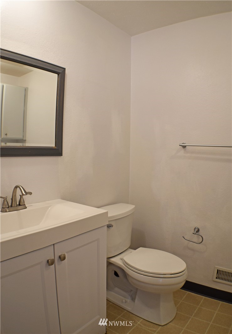 2010 Southeast 16th Court Renton, WA 98055 - Photo 10 of 20 Gallery Image 10