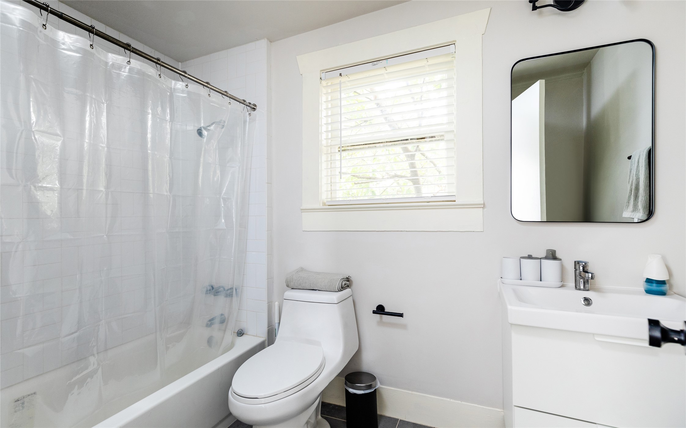 114 Redan Street, Unit 3 Houston, TX 77009 - Photo 10 of 15 Full bathroom with shower/tub combo.