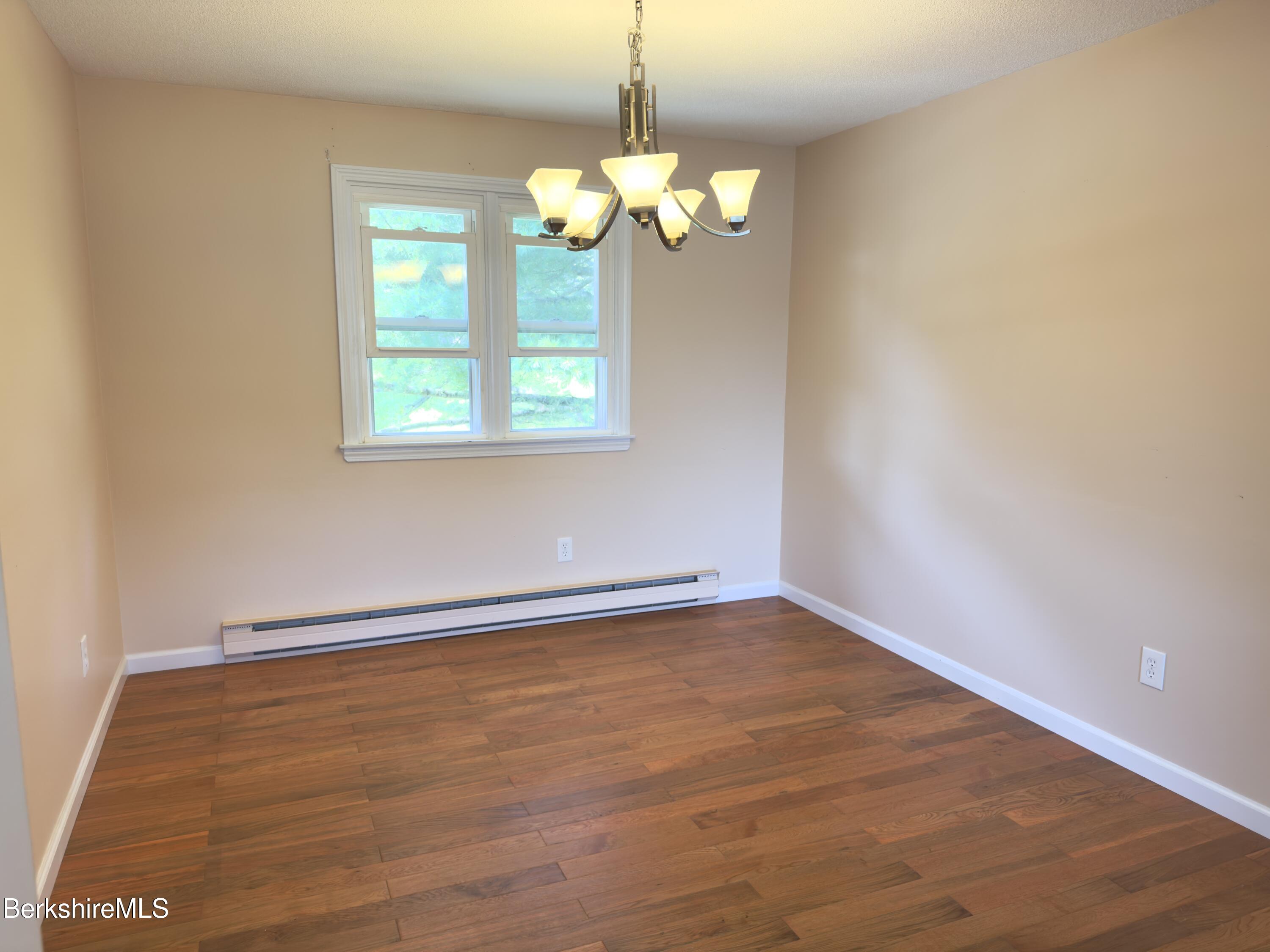 127 Oak Hill Road Pittsfield, MA 01201 - Photo 12 of 22 Dining room
