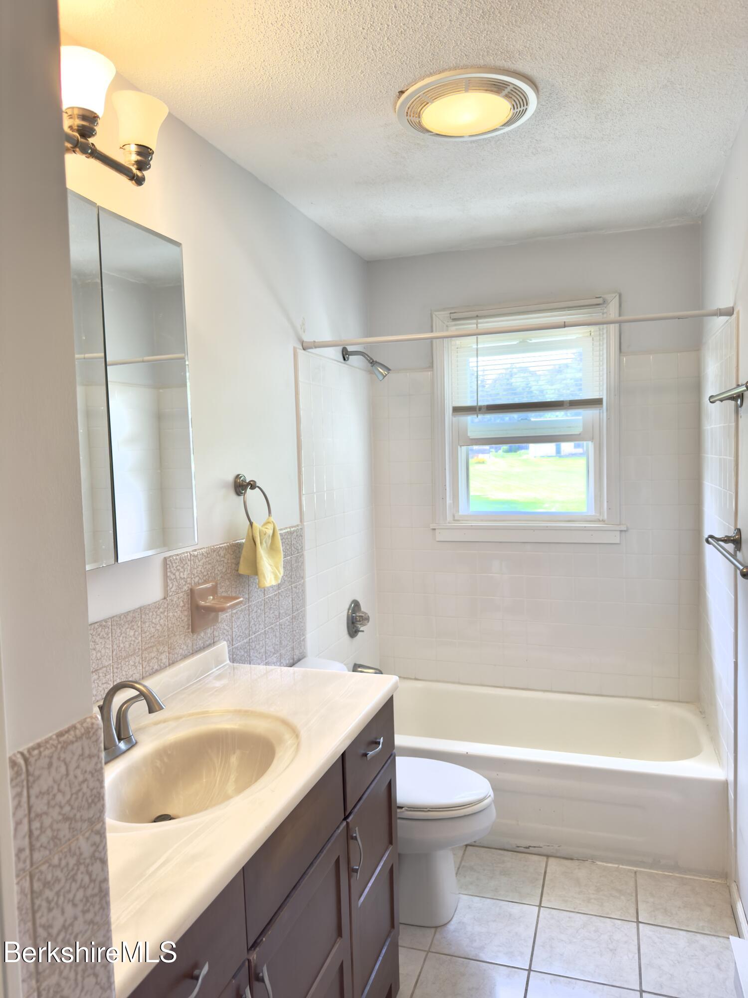 127 Oak Hill Road Pittsfield, MA 01201 - Photo 18 of 22 Full hall bath