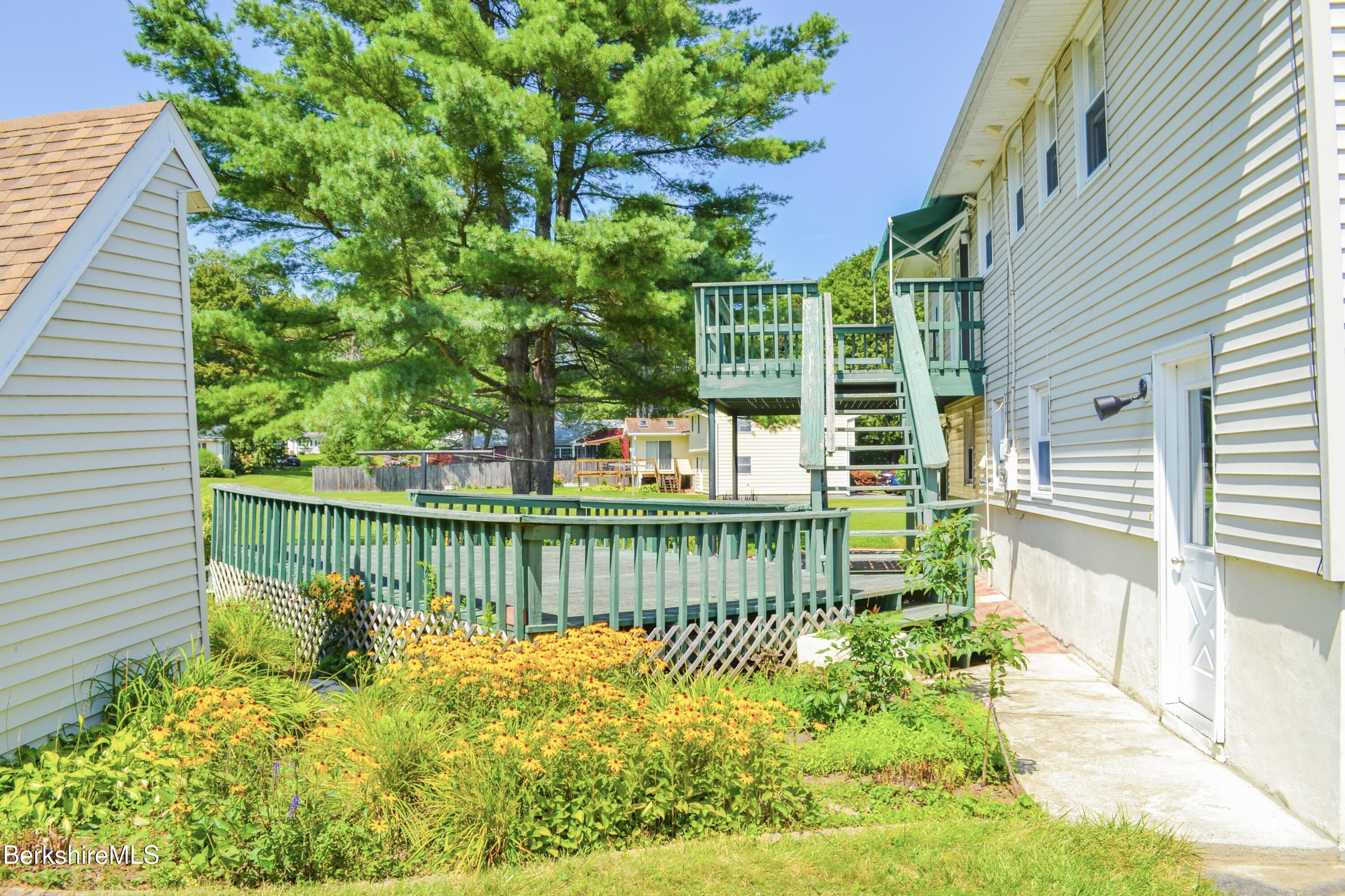 127 Oak Hill Road Pittsfield, MA 01201 - Photo 4 of 22 Deck