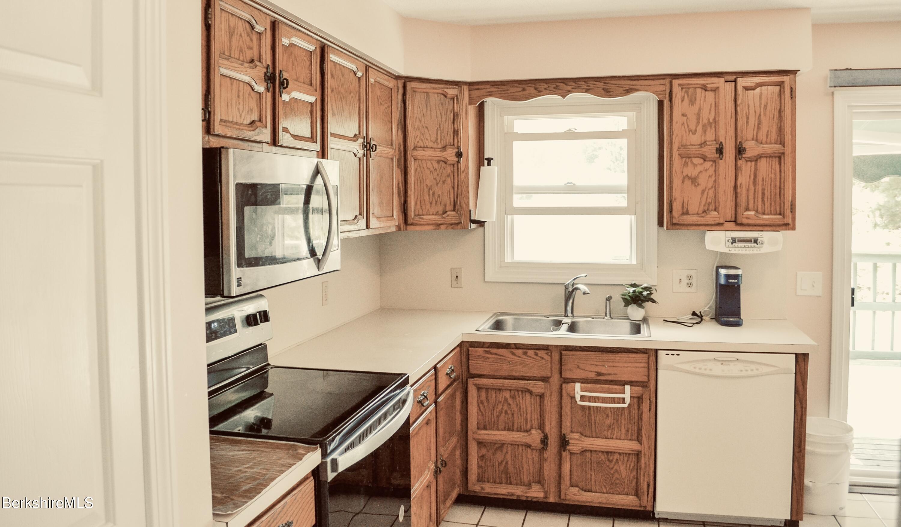 127 Oak Hill Road Pittsfield, MA 01201 - Photo 10 of 22 Kitchen_4