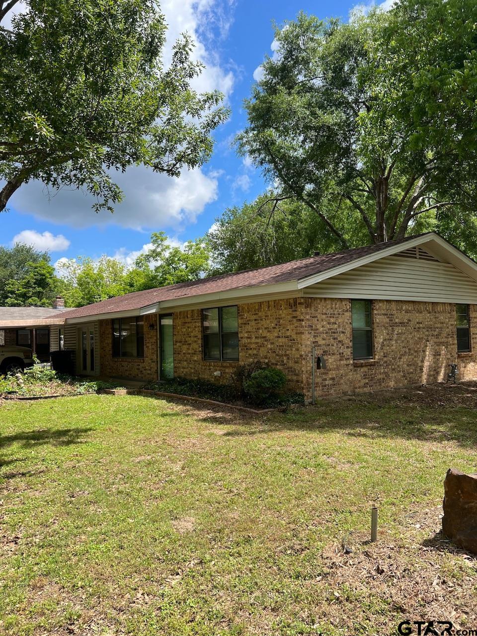 320 Bowers Street Lindale, TX 75771 - Photo 8 of 31 a backyard of a house