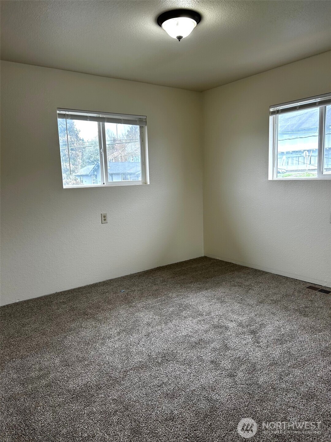 302 Crawford Street Kelso, WA 98626 - Photo 12 of 16 an empty room with windows