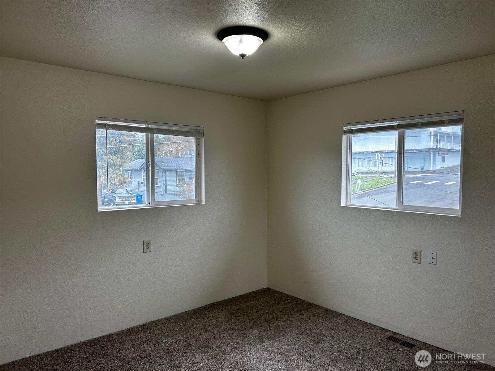 302 Crawford Street Kelso, WA 98626 - Photo 14 of 16 an empty room with a window