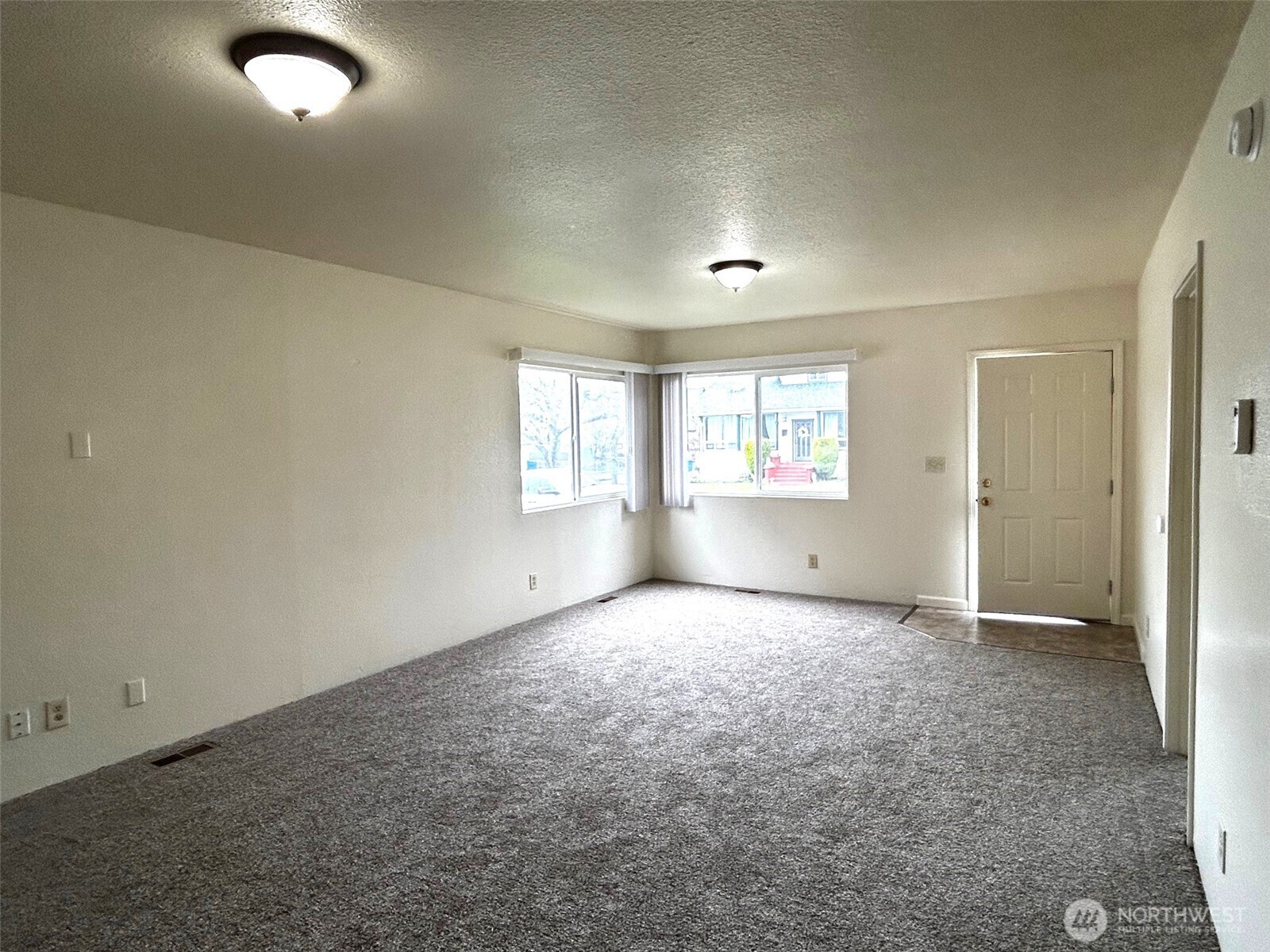 302 Crawford Street Kelso, WA 98626 - Photo 2 of 16 an empty room with windows