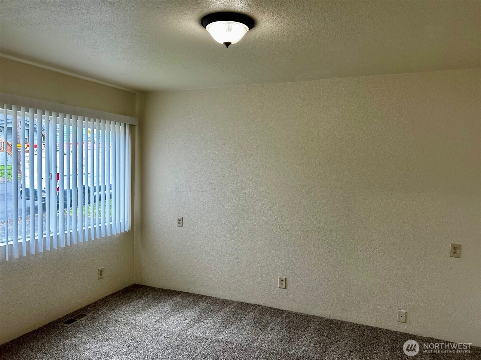 302 Crawford Street Kelso, WA 98626 - Photo 3 of 16 an empty room with a window
