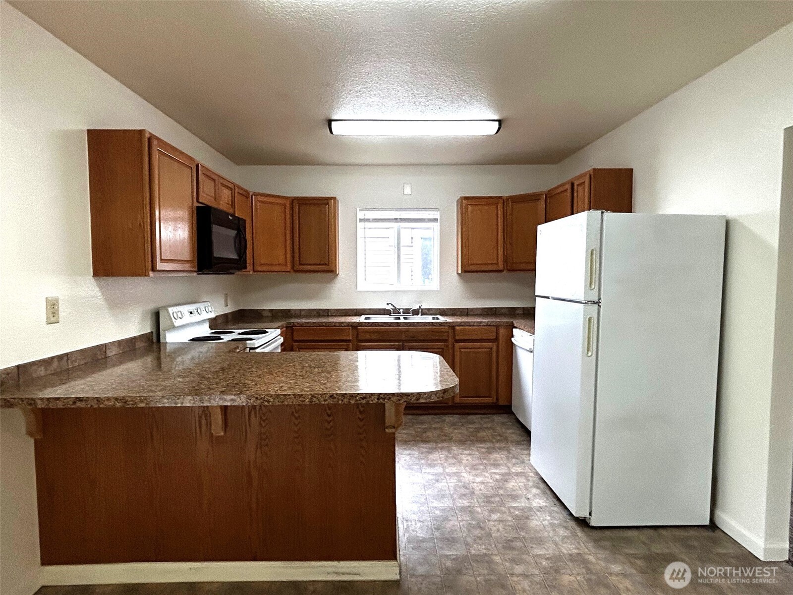 302 Crawford Street Kelso, WA 98626 - Photo 4 of 16 a kitchen with stainless steel appliances granite countertop a refrigerator a stove a sink and a granite counter tops