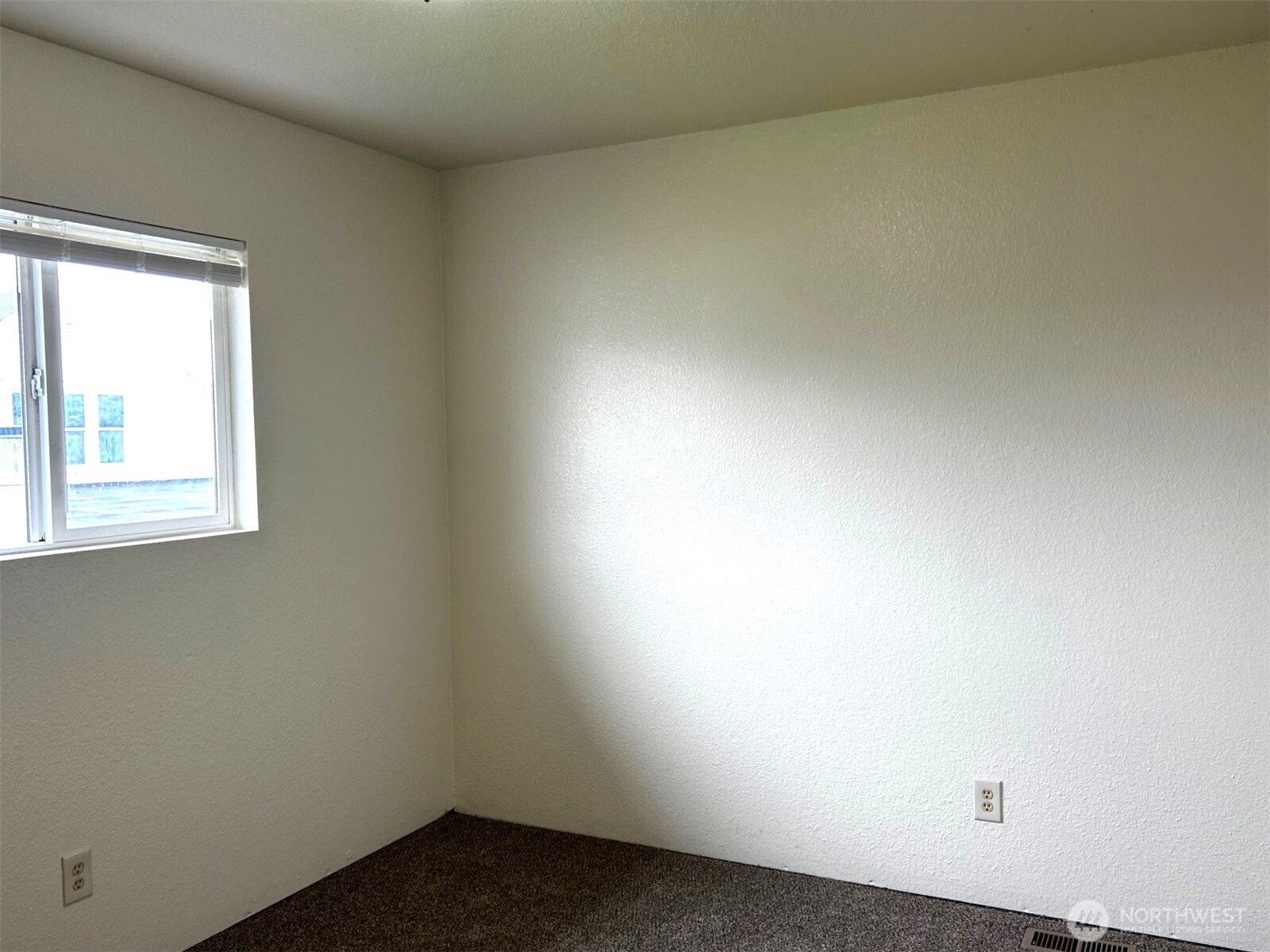 302 Crawford Street Kelso, WA 98626 - Photo 9 of 16 an empty room with a window