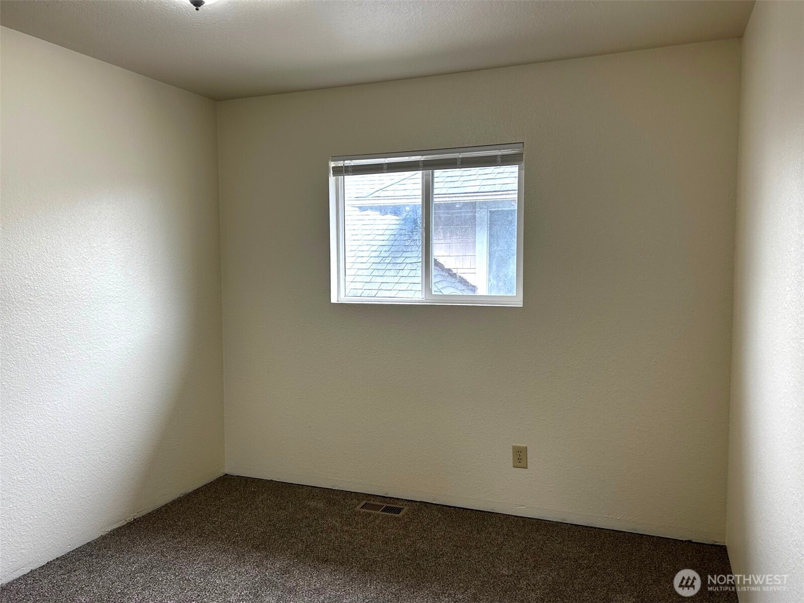 302 Crawford Street Kelso, WA 98626 - Photo 10 of 16 an empty room with a window