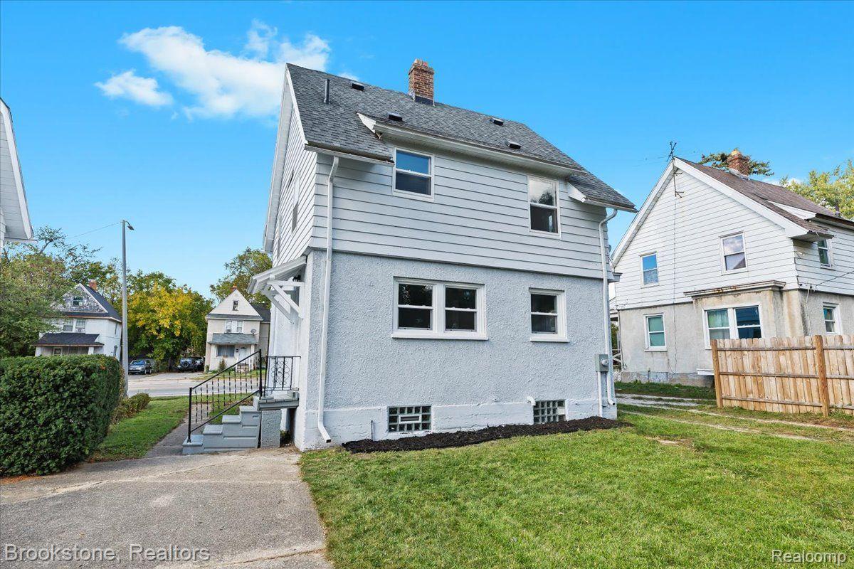 704 Perry Street Pontiac, MI 48342 - Photo 6 of 31 backside