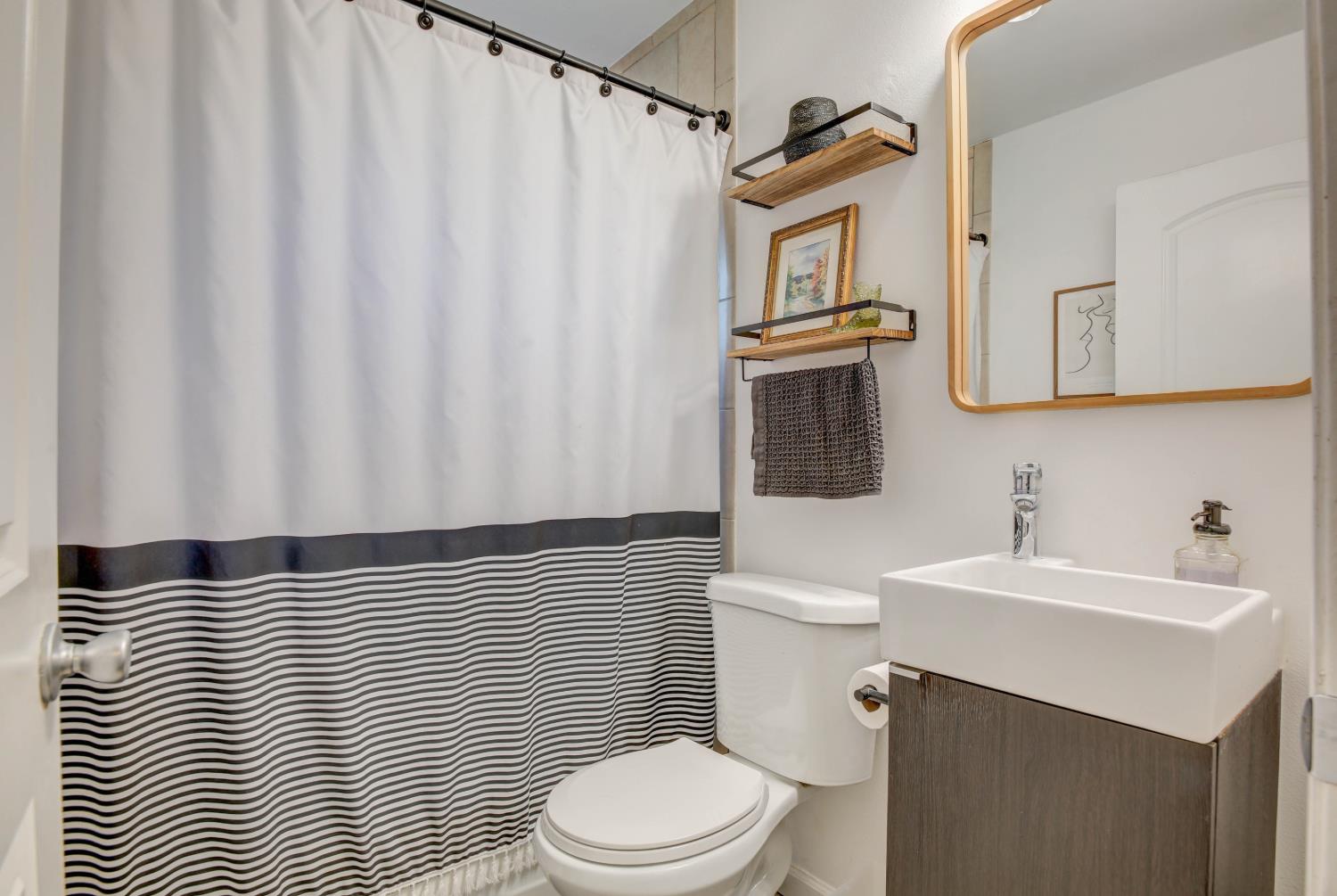 1424 Kitchner Road Sacramento, CA 95822 - Photo 20 of 28 Bathroom
