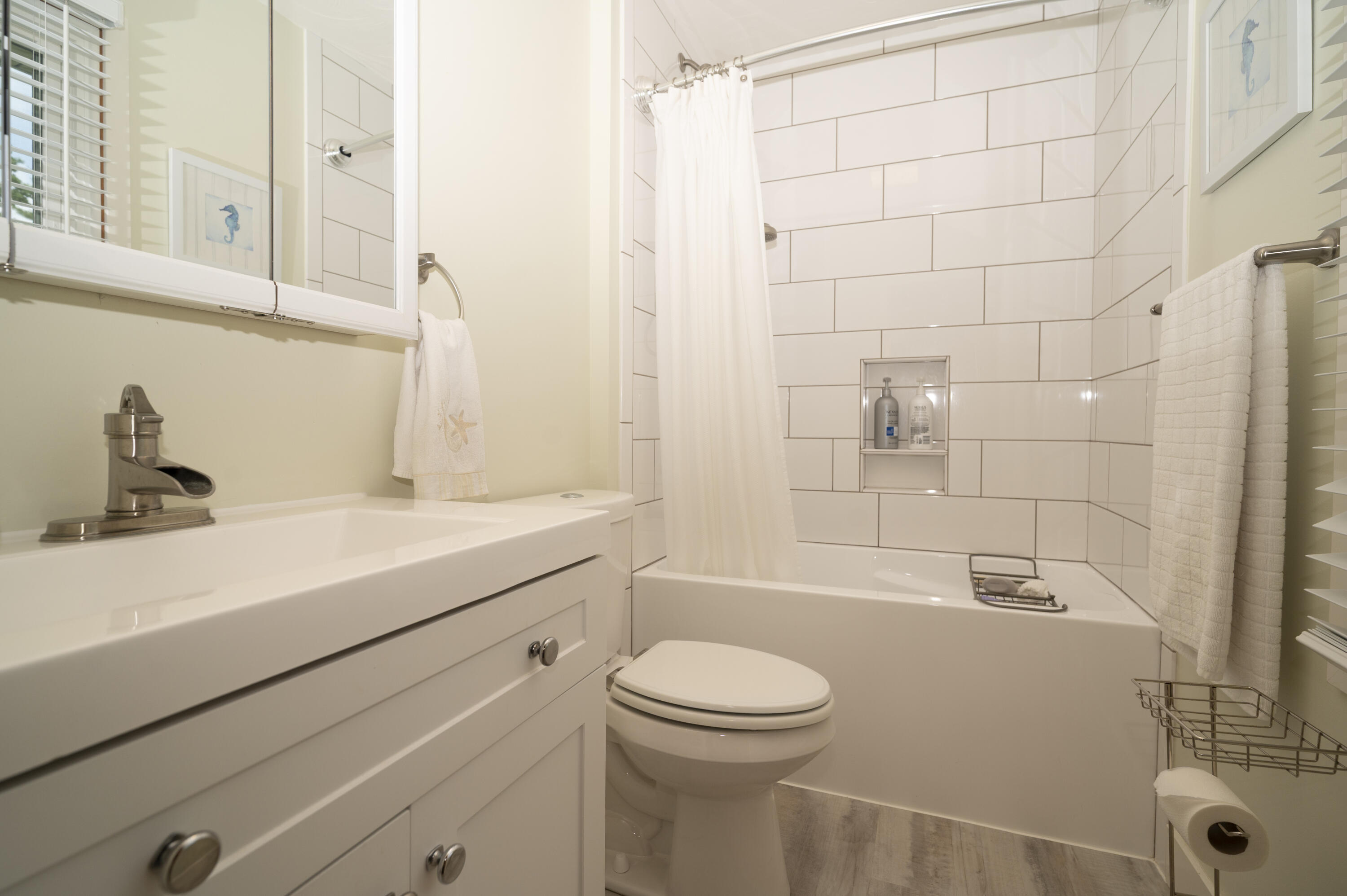 186 Baseline Road Battle Creek, MI 49017 - Photo 11 of 33 Primary bedroom FULL BATH