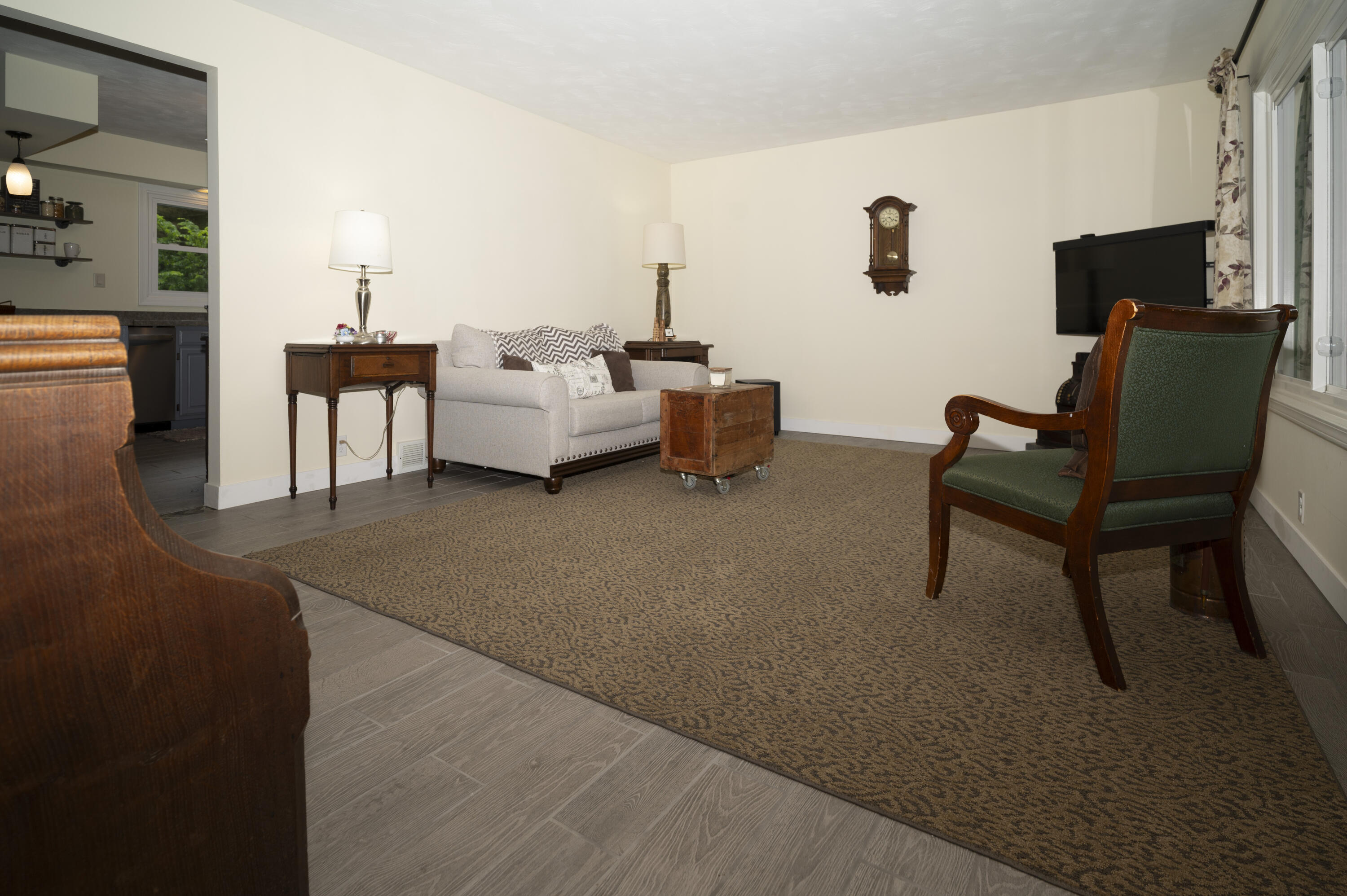 186 Baseline Road Battle Creek, MI 49017 - Photo 13 of 33 Living room