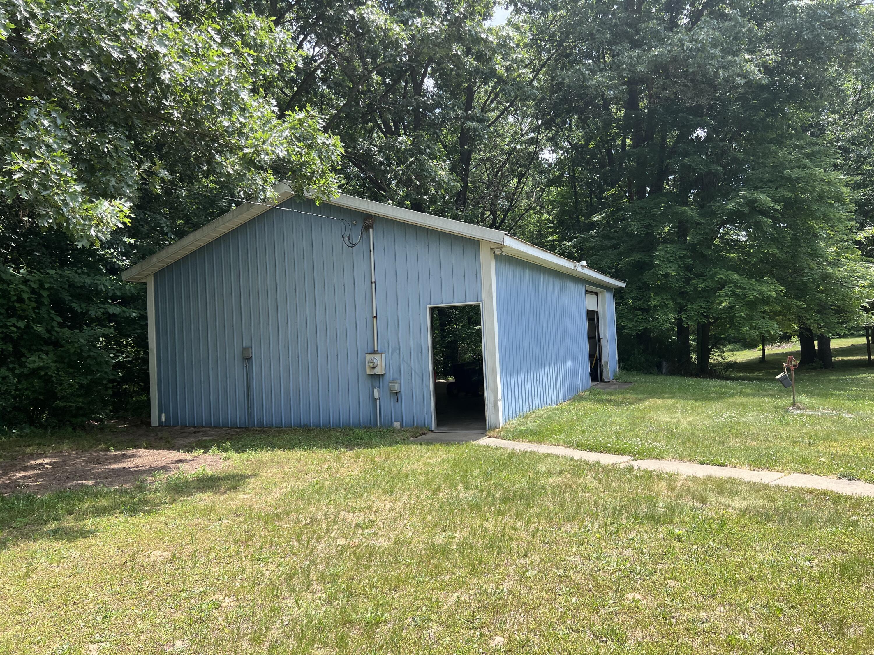 40 x 24 w/ electric Pole barn!