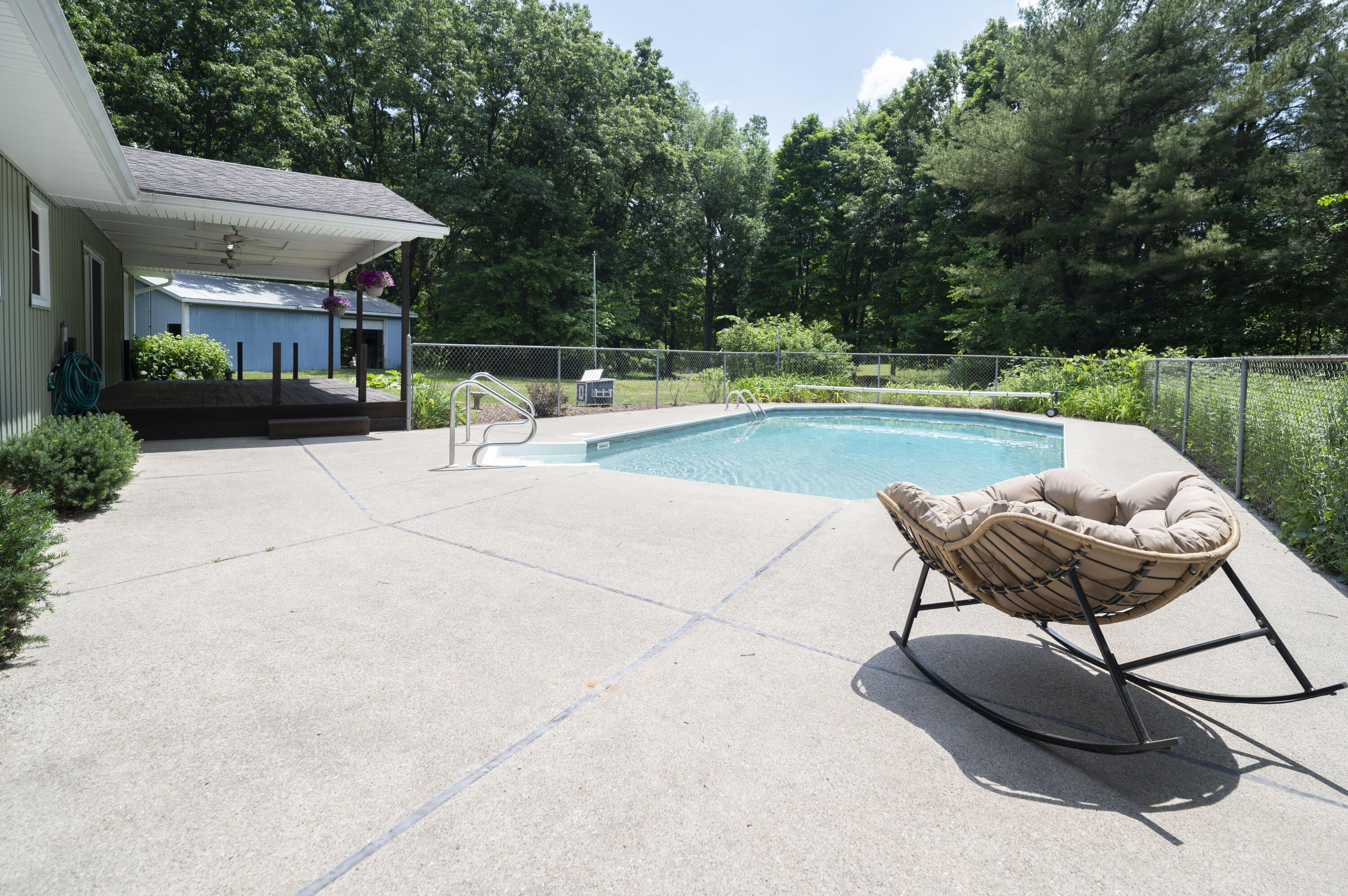 186 Baseline Road Battle Creek, MI 49017 - Photo 32 of 33 patio & pool