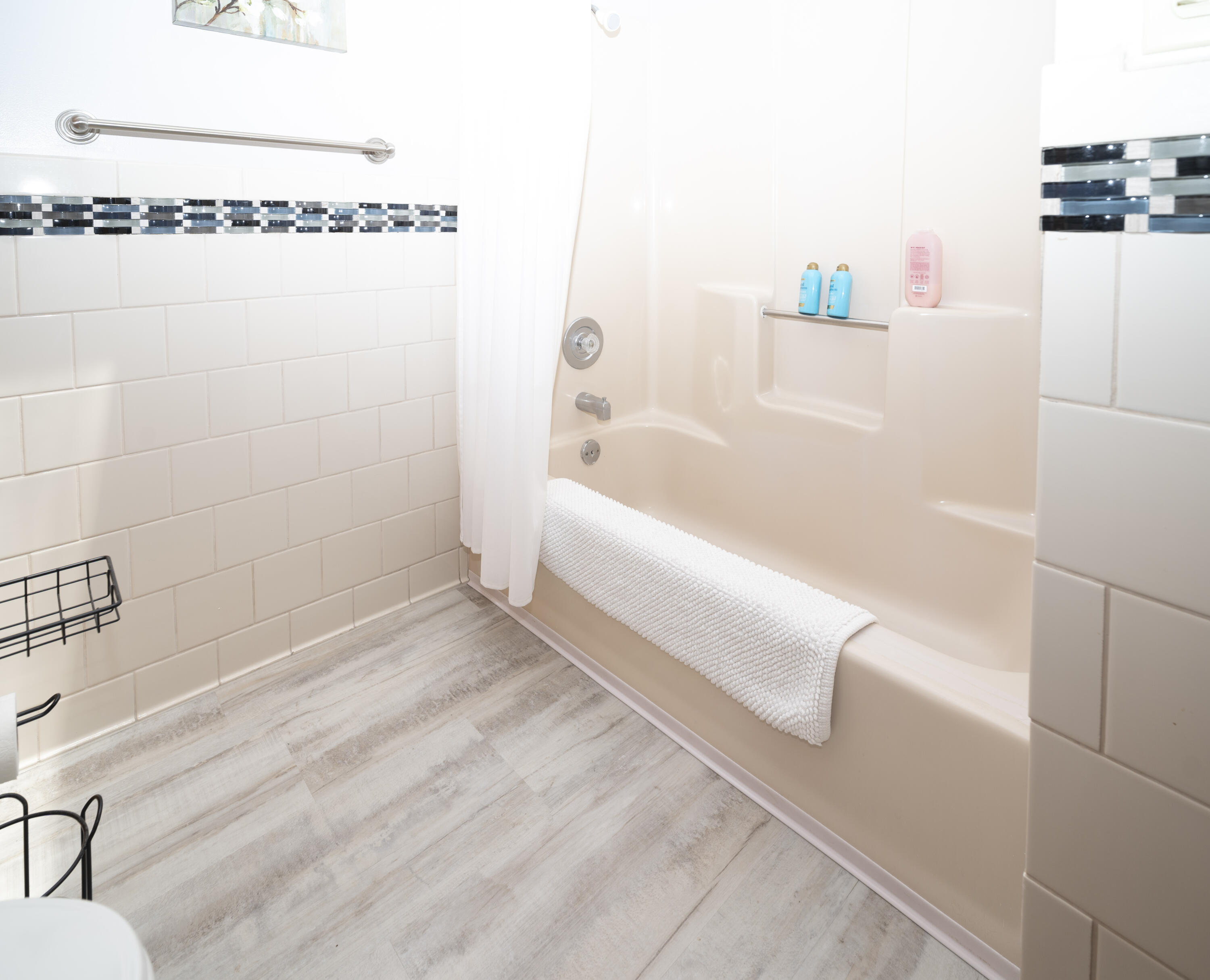 186 Baseline Road Battle Creek, MI 49017 - Photo 8 of 33 Main bathroom