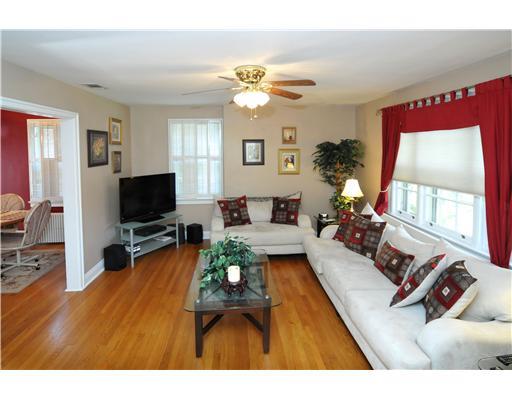 440 Sulgrave Road Pittsburgh, PA 15211 - Photo 9 of 17 Living Room.