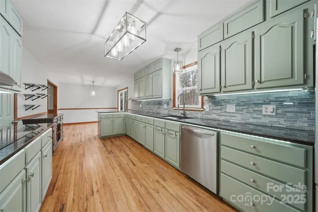 $500,000 | 2091 Blowing Rock Boulevard, Lenoir, NC 28645