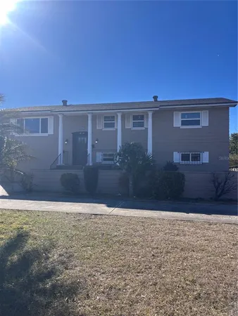 a view of an house with backyard