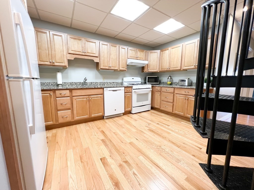 139 R Linden Street, Unit 2 Wellesley, MA 02482 - Photo 3 of 12