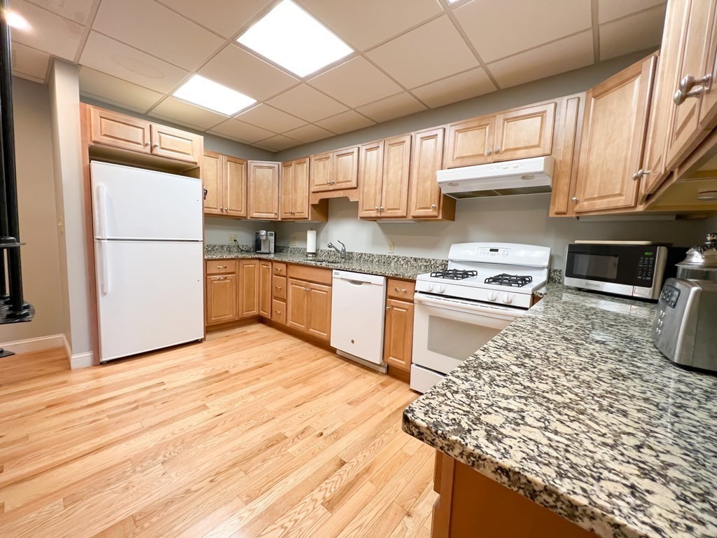 139 R Linden Street, Unit 2 Wellesley, MA 02482 - Photo 4 of 12