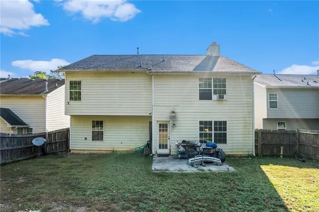a view of a house with backyard