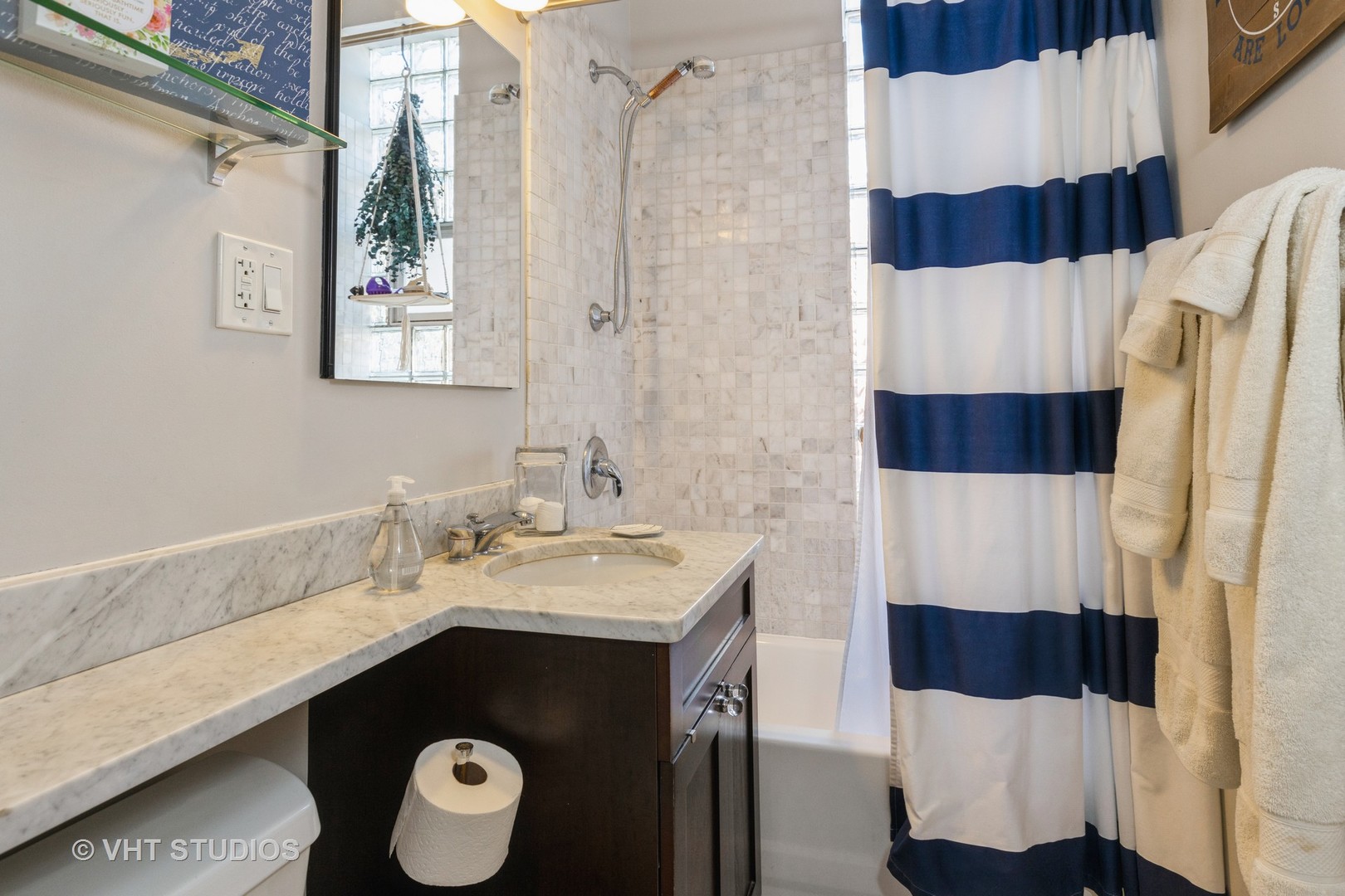 846 North Wolcott Avenue, Unit 2R Chicago, IL 60622 - Photo 10 of 12 a bathroom with a sink and a mirror