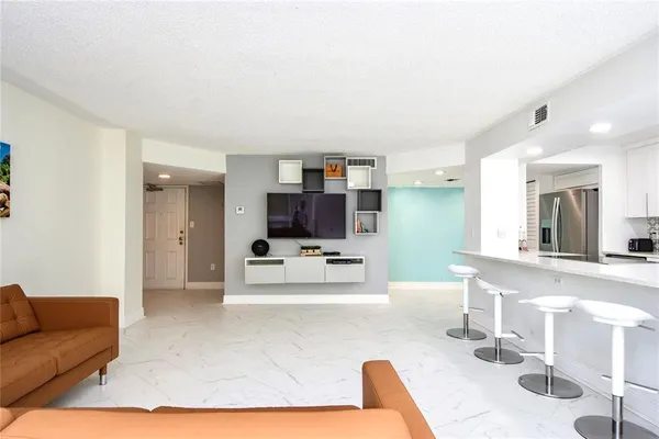 $2,600 | 660 Island Way, Unit 206, Clearwater, FL 33767