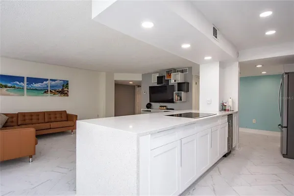 $2,600 | 660 Island Way, Unit 206, Clearwater, FL 33767