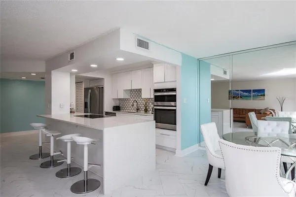 $2,600 | 660 Island Way, Unit 206, Clearwater, FL 33767