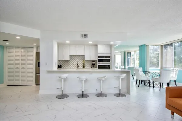 $2,600 | 660 Island Way, Unit 206, Clearwater, FL 33767